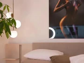 Freechat dovia on Chaturbate