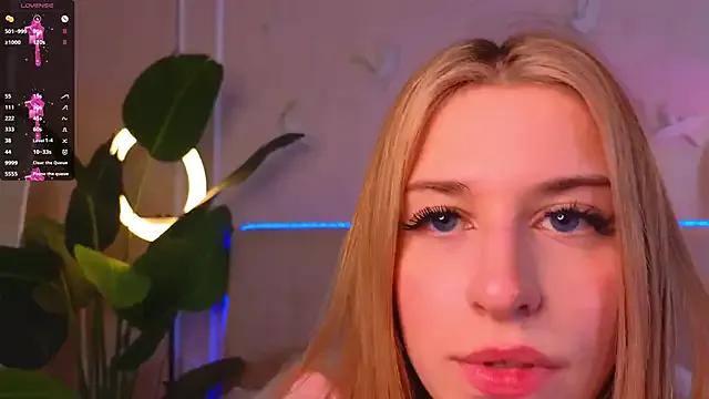 StripChat BonnieWalton is Freechat BonnieWalton — dance and tease with bra