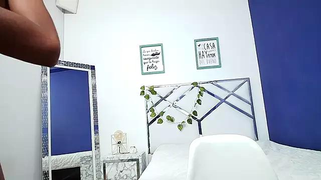 Freechat littleebonymommy on StripChat