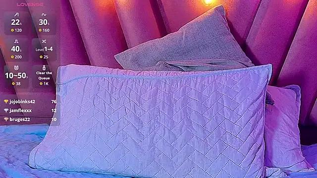 Freechat littleebonymommy on StripChat