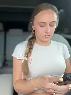 Freechat lunagirl13 on StripChat