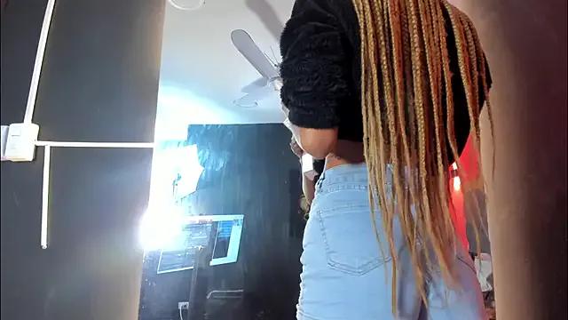 Freechat YayaHilton on StripChat