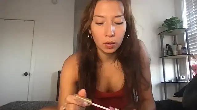 Freechat yoursweetestlilly on StripChat